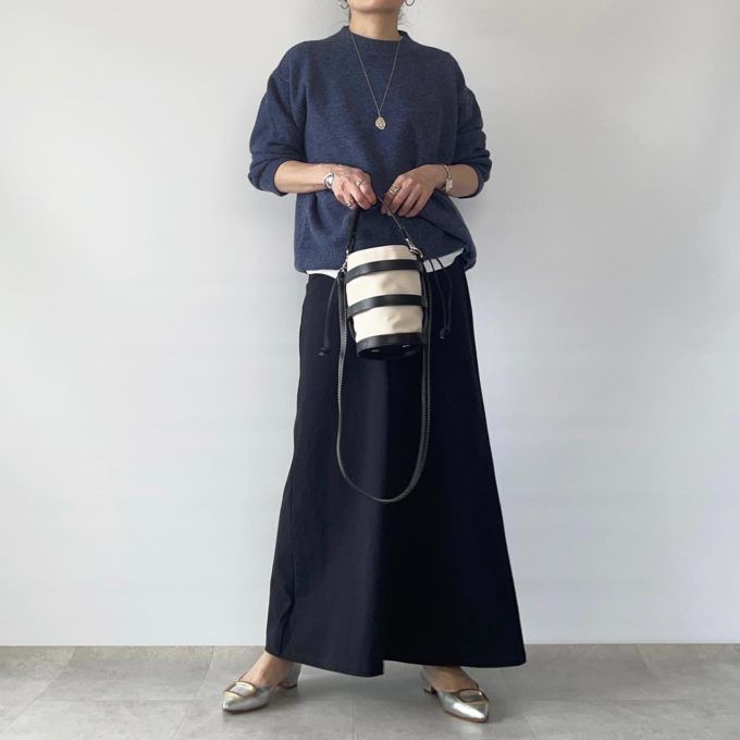 ミックスカラーオーバーサイズニット×UNIQLOのブラックの「ナローフレアマキシスカート」