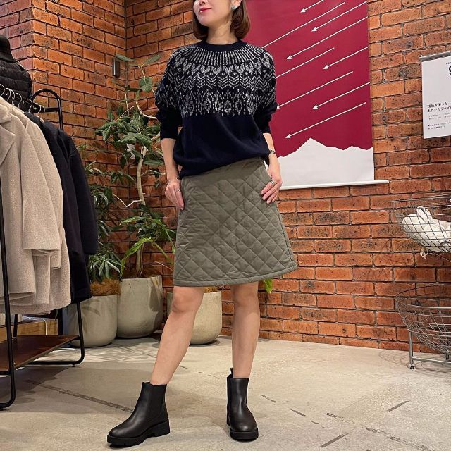 ニットとキルティングスカートのコーデ