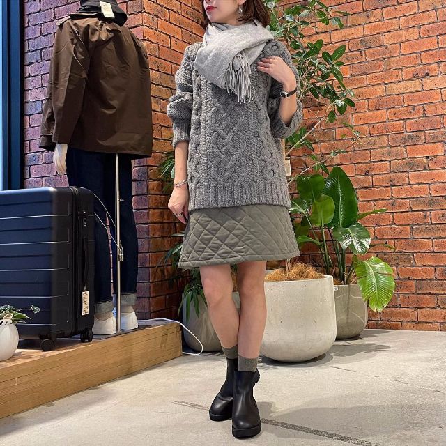 ニットとキルティングスカートのコーデ
