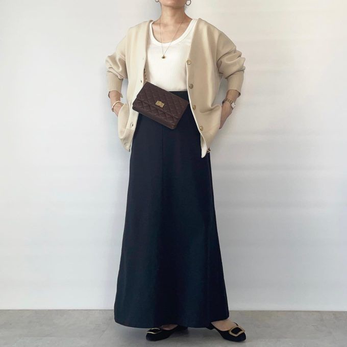 ゴールドボタンダンボールカーディガン×UNIQLOのブラックの「ナローフレアマキシスカート」