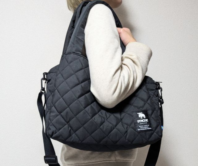 バッグを肩にかけたところ