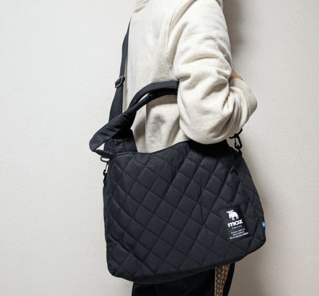 ショルダーバッグとして肩にかけたところ