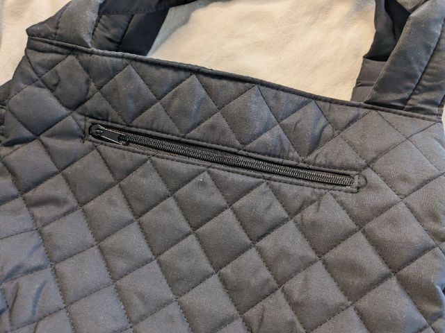 ファスナー付き外ポケット