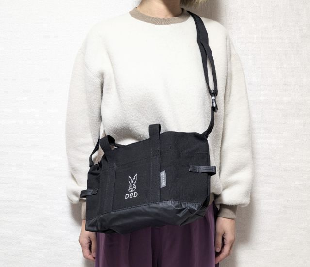 ブラックを肩にかけたところ