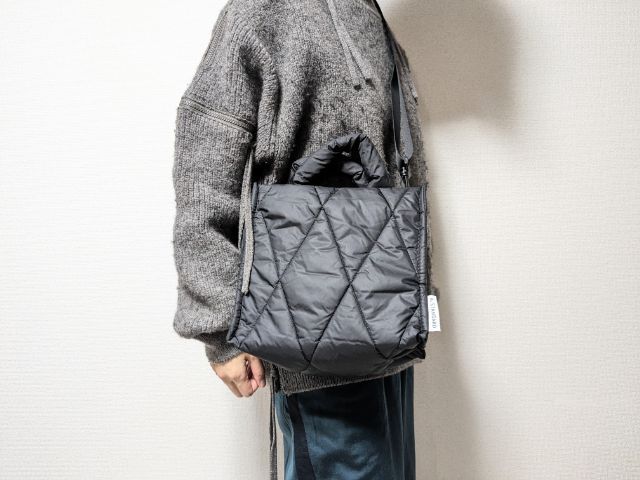バッグを肩にかけたところ