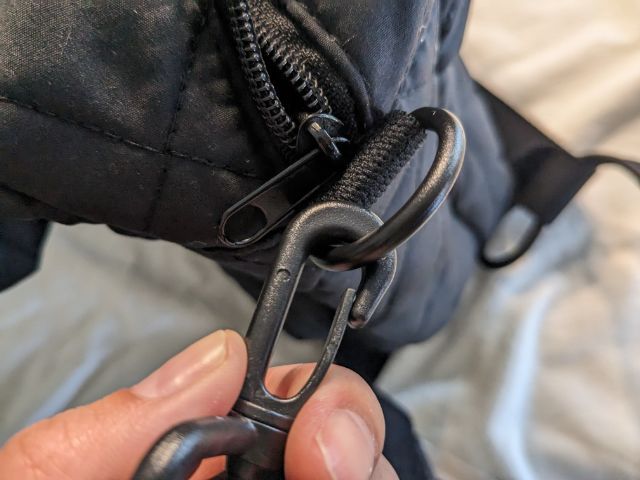 ストラップ接続部