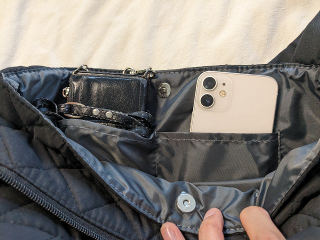 内ポケットにスマホなどを入れたところ