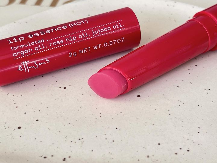 画像: 唇にのせた途端とろけてスルスル塗れる！ とんがりシェイプでフチまで塗りやすい♪