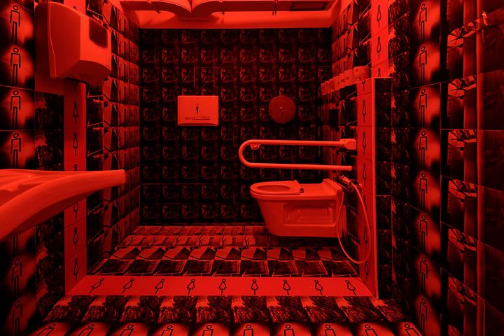 森山大道の写真で埋め尽くされたドゥオモ広場の公衆トイレのタイル壁