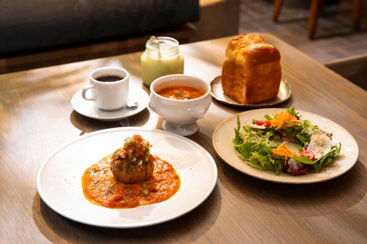 焼き立てミニ食パンがうれしい池袋「RACINES Boulangerie & Bistro」のビストロランチ