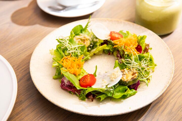 焼き立てミニ食パンがうれしい池袋「RACINES Boulangerie & Bistro」のビストロランチ