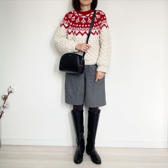 赤白の北欧柄ニットとグレーのハーフパンツの全身コーデ