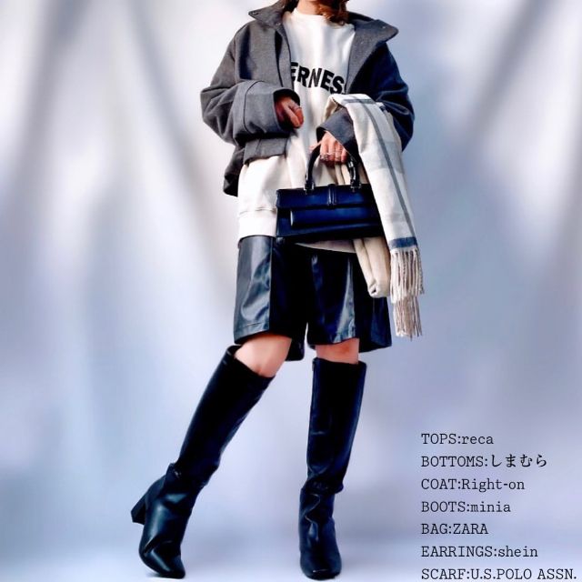 グレーのショート丈ジャケットと白のスウェットと黒のハーフパンツの全身コーデ