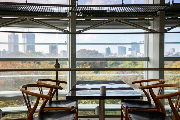 「国立新美術館」のアトリウムにある円形のカフェ「サロン・ド・テ ロンド」へ