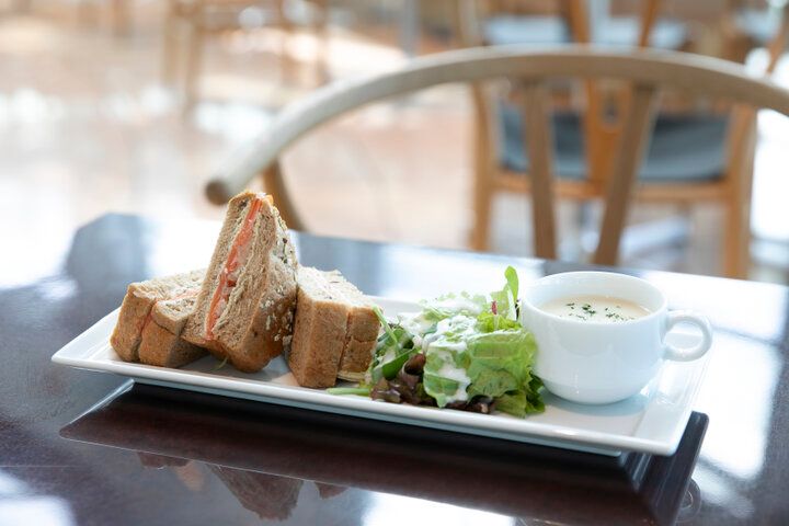 「国立新美術館」のアトリウムにある円形のカフェ「サロン・ド・テ ロンド」へ