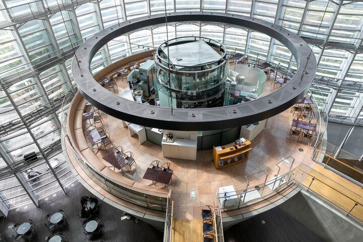 「国立新美術館」のアトリウムにある円形のカフェ「サロン・ド・テ ロンド」へ