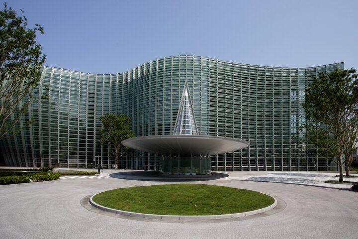 「国立新美術館」のアトリウムにある円形のカフェ「サロン・ド・テ ロンド」へ