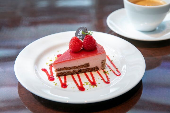 「国立新美術館」のアトリウムにある円形のカフェ「サロン・ド・テ ロンド」へ