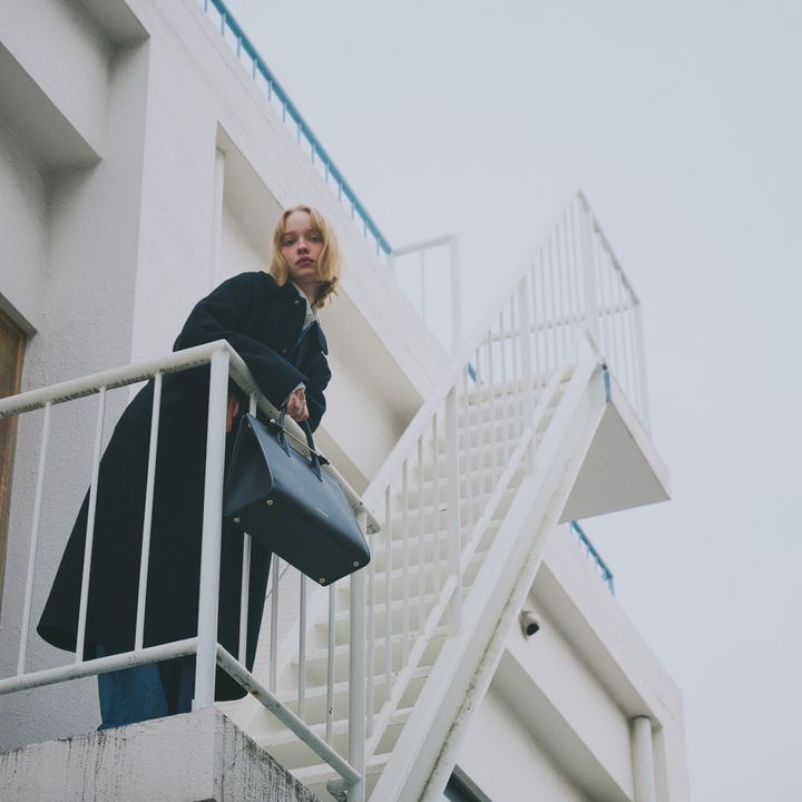 オールインワンコーデをレディに昇華させてくれる、レザートートバッグをひとつ。【マイスタンダードブック】