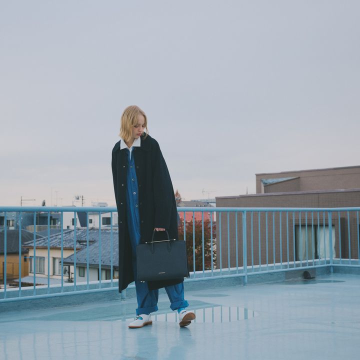 オールインワンコーデをレディに昇華させてくれる、レザートートバッグをひとつ。【マイスタンダードブック】