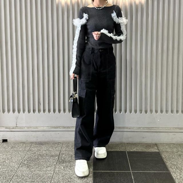 黒のミドルライズカーゴジーンズを着用したコーデ