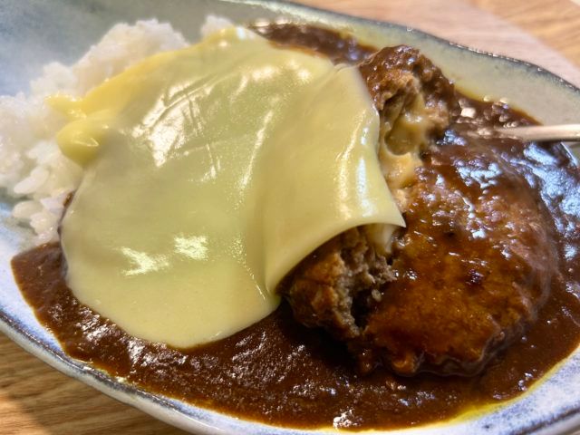 無印ハンバーグカレーにスライスチーズを乗せてみた