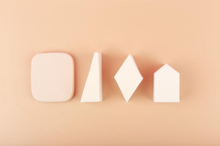 画像: スポンジを使って塗る