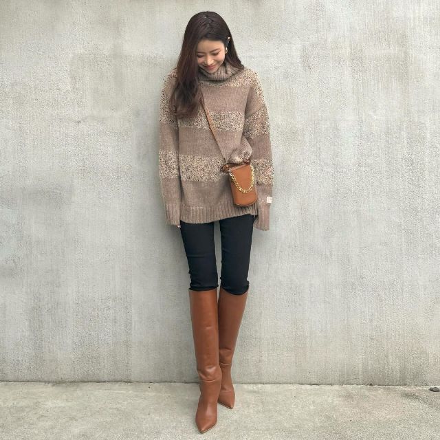 ベージュのニット×デニムスキニーパンツのコーデ