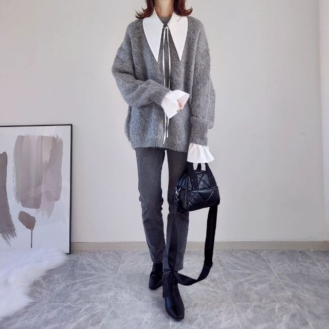 つけ襟付きのシャギーニット×グレーのスキニーパンツのコーデ