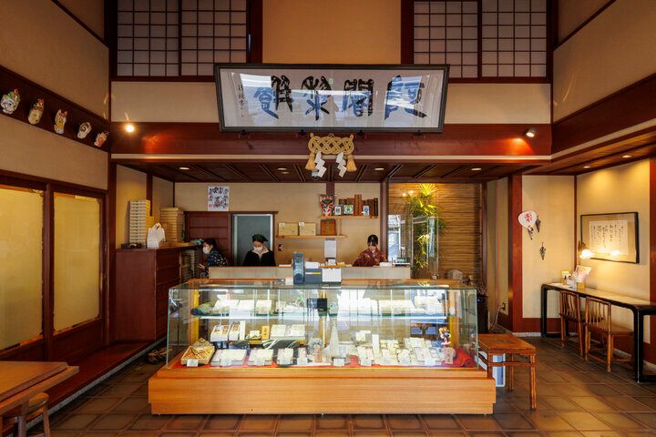 京都みやげで大人気の和菓子 「阿闍梨餅」を買いに満月本店へ