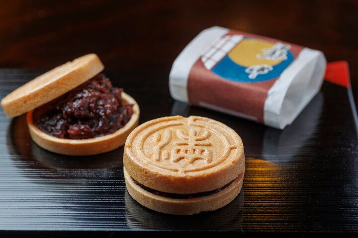 京都みやげで大人気の和菓子 「阿闍梨餅」を買いに満月本店へ