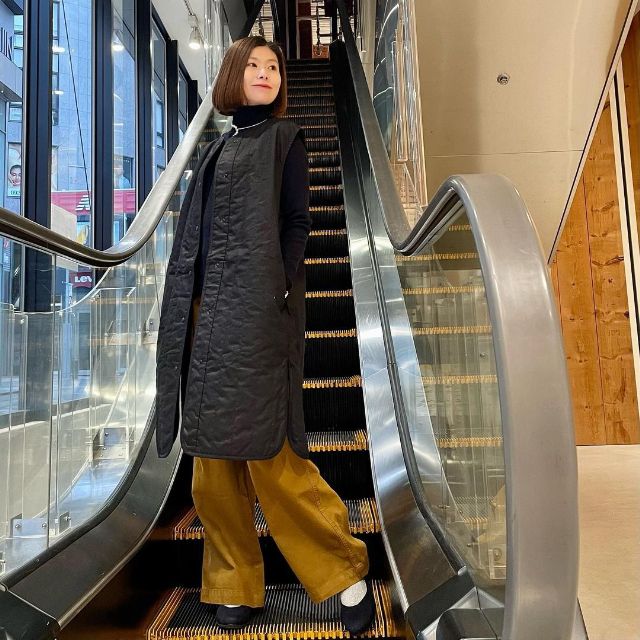 木の実から作ったカポック混中わたロングジレを着用したコーデ