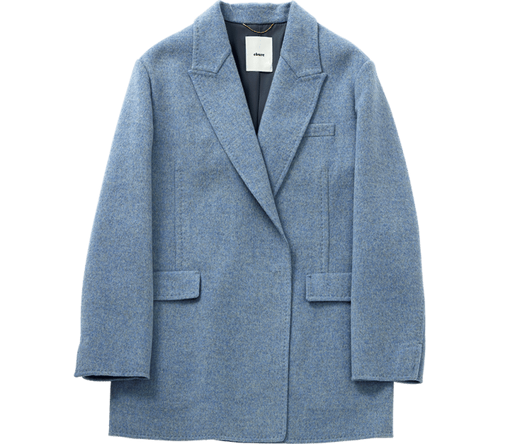 オリジナルの両面ビーバー素材。肩がやや落ちる絶妙シルエットでほどよくハンサムに。￥121,000(エブール／エブール GINZA SIX店)