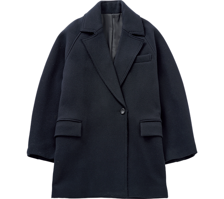 ハリのある上質ウールで仕立てたきれいなシルエット。ラグランスリーブで肩周りもラク。￥37,400（メゾンスペシャル／メゾンスペシャル 青山店）