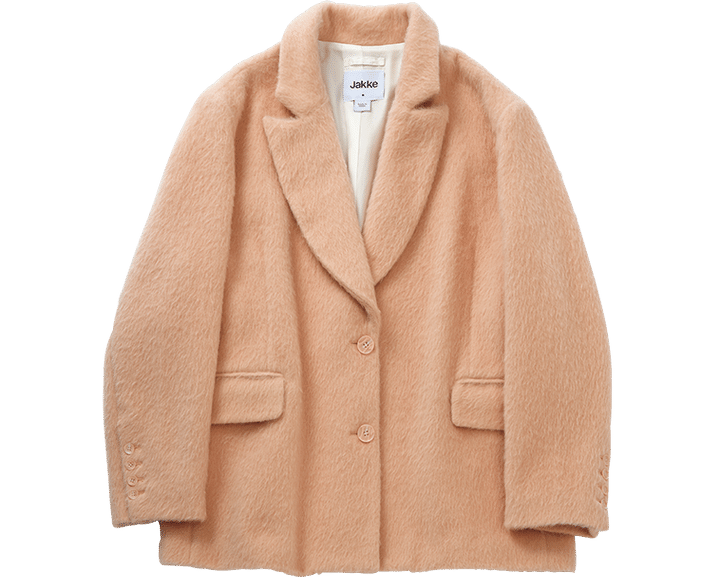淡い色とモヘアのふわふわした表情がキュート。オーバーサイズで羽織りやすい。￥41,800（ジャッキー／ジャック・オブ・オール・トレーズ プレスルーム）
