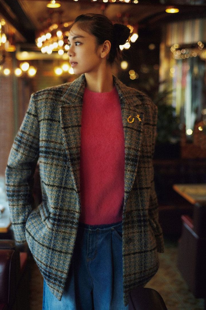 チェックジャケット￥71,500（フミエタナカ／ドール） ニット￥36,300（ロンハーマン） バギーデニム￥18,920（メゾンスペシャル／メゾンスペシャル 青山店） ブローチ各￥9,680（ピモンテ） 