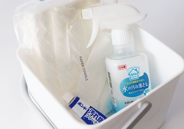 セリアのハンドル付きソフトバスケット ホワイトに掃除用具を入れた様子