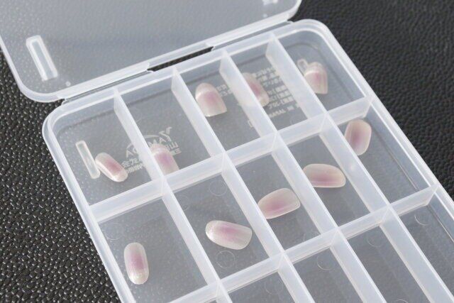 セリアのネイルチップケースにネイルチップを入れた様子