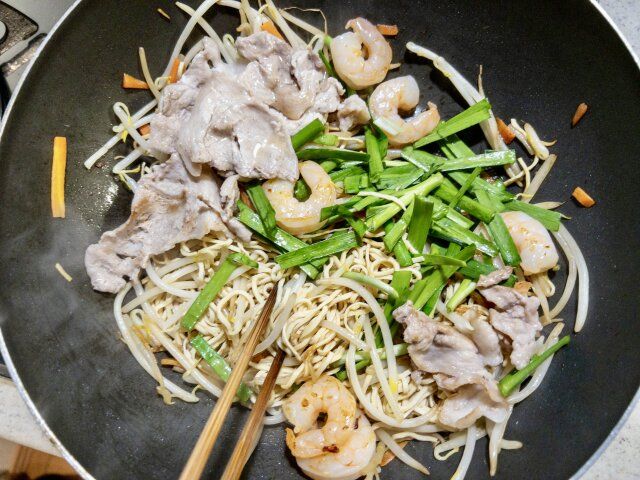 豆腐干 焼きビーフン レシピ 麺と調味料を加えて炒める