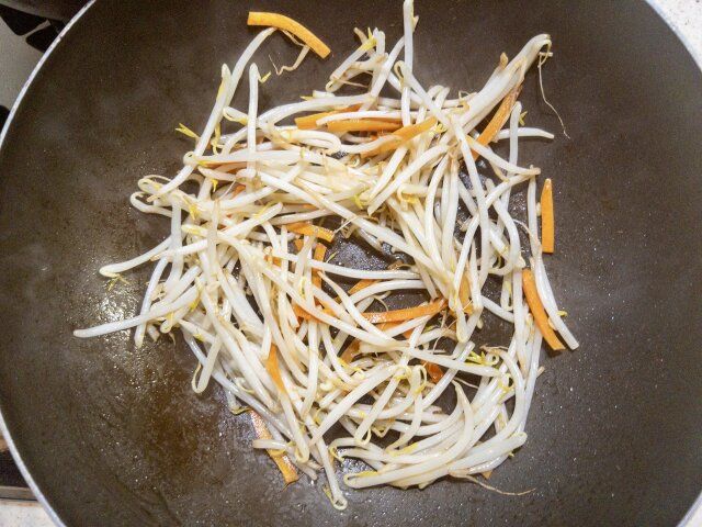 豆腐干 焼きビーフン レシピ 野菜を炒める