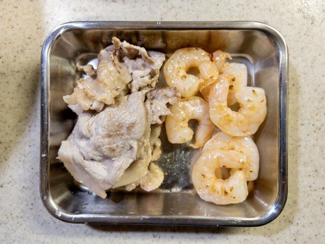 豆腐干 焼きビーフン レシピ 豚肉と海老を焼く