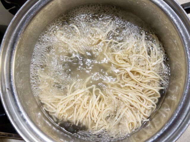 豆腐干 焼きビーフン レシピ 豆腐干を茹でる