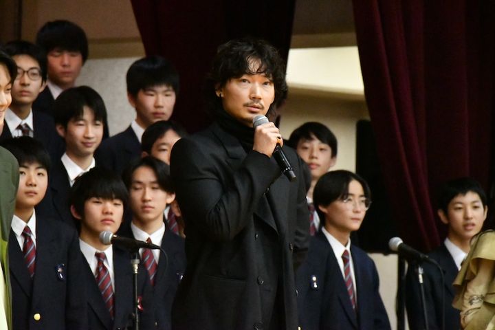 綾野剛「鳥肌が止まりません！」Little Glee Monsterが”強豪”合唱部と『カラオケ行こ！』の主題歌「紅」を初披露