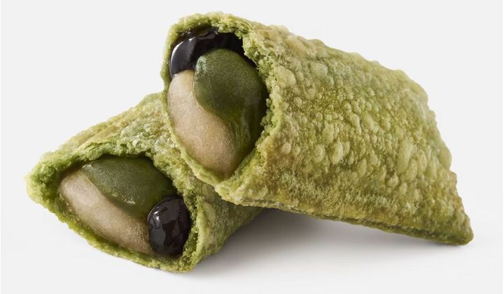 「抹茶黒蜜わらびもちパイ」（税込 200円）