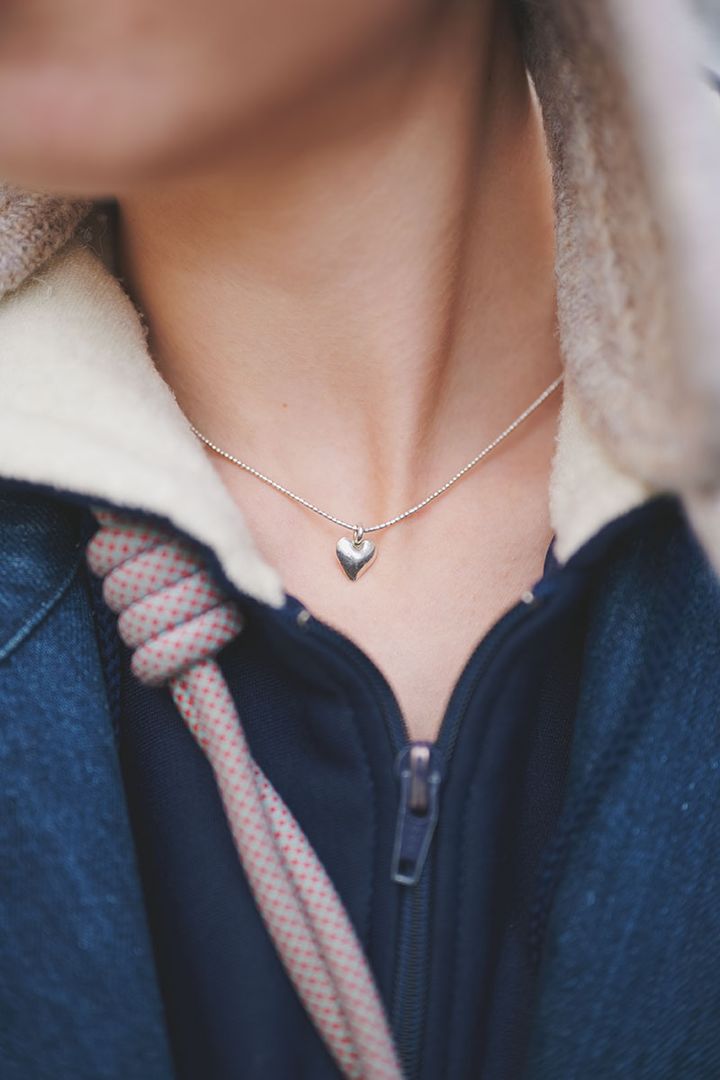 モデル・NATANEさんの私服ファッションスナップ。古着MIXをベースに自作グッズを加えてオリジナリティを発揮