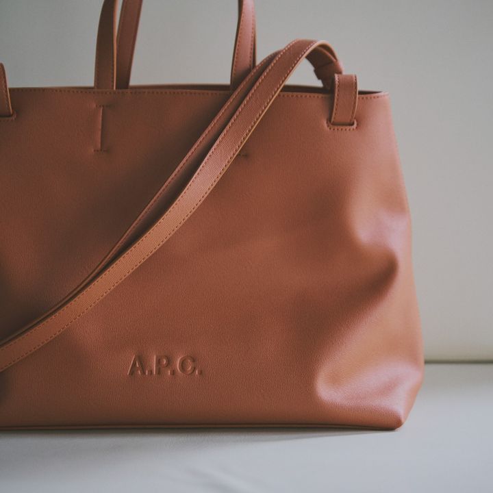買い足したいのは、持ち回しがきき、長く愛用できる《アー・ぺー・セー》のキャメルカラーバッグ【マイスタンダードブック】