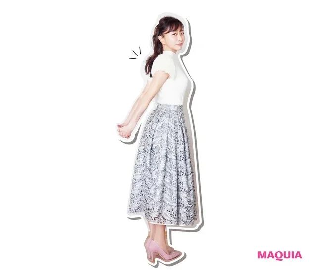 石井美保さんの昼の最新美容ルーティン_【11:00】撮影の合間に肩甲骨を寄せてストレッチ