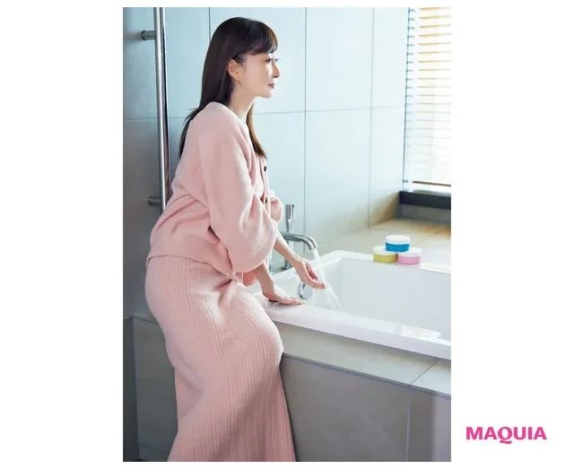 石井美保さんの朝の最新美容ルーティン_【7:05】朝も湯船に浸かってしっかり汗をかく