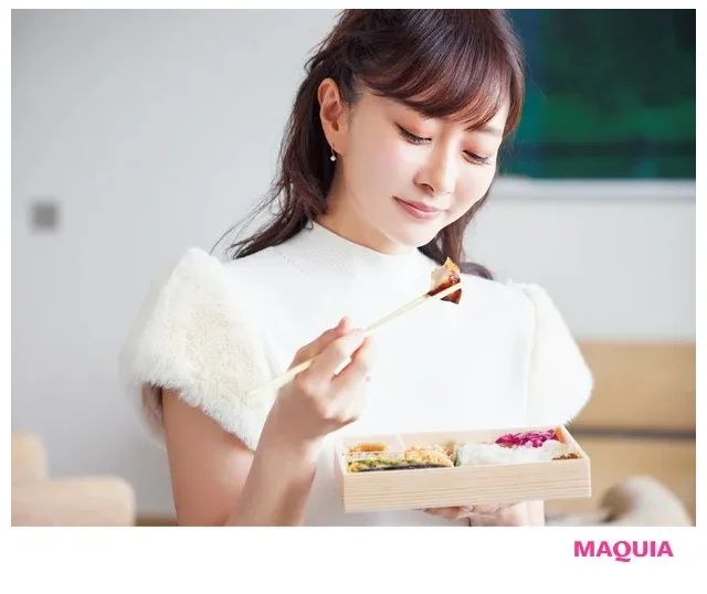 石井美保さんの昼の最新美容ルーティン_【13:00】食事はタンパク質から。食後は酵素サプリで消化をスムーズに