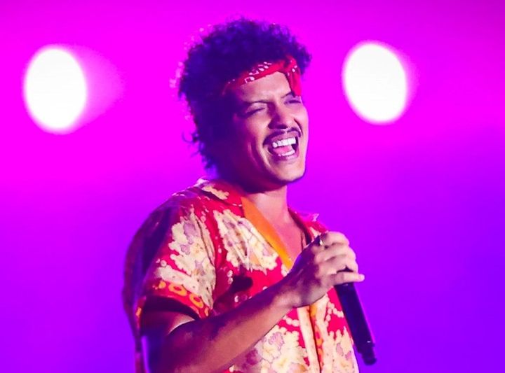 画像1: ブルーノ・マーズが日本に連れてきたのは誰？